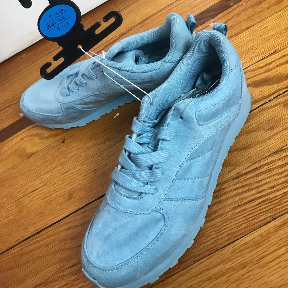 Blue velvet shoes